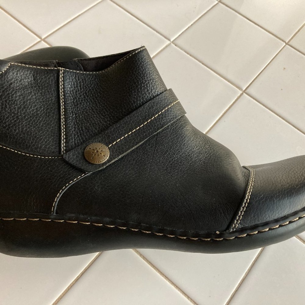 CLARKS Boots Cora Tropic Side Zip Black Leather Flat Ankle Boots Womens Size 12.